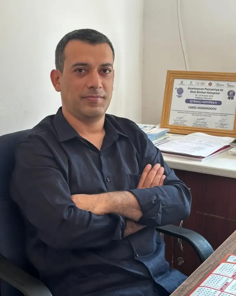 Dr. Fərid Məmmədov iş kabinetində